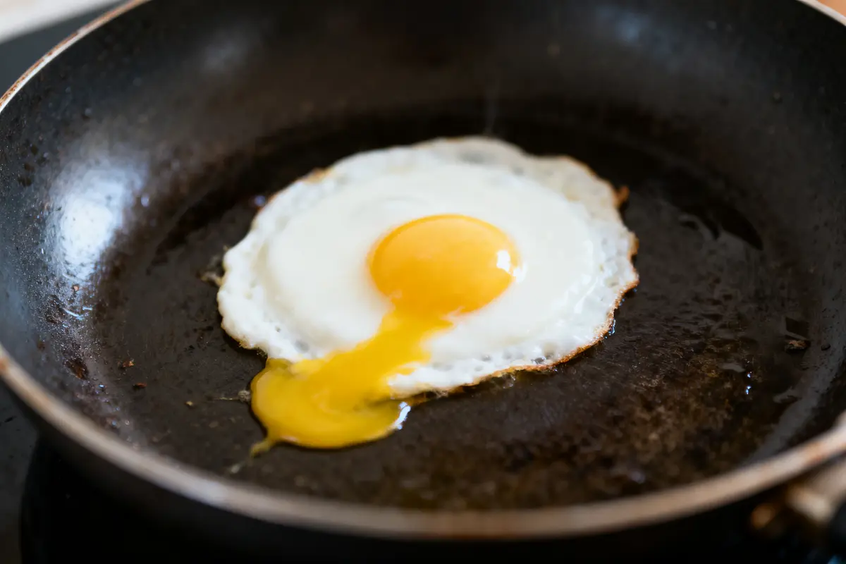 Cuisson de l’œuf au plat : Astuces pour réussir parfaitement !