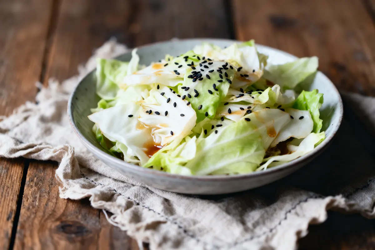 Salade de chou blanc croquante à la japonaise : Recette savoureuse!