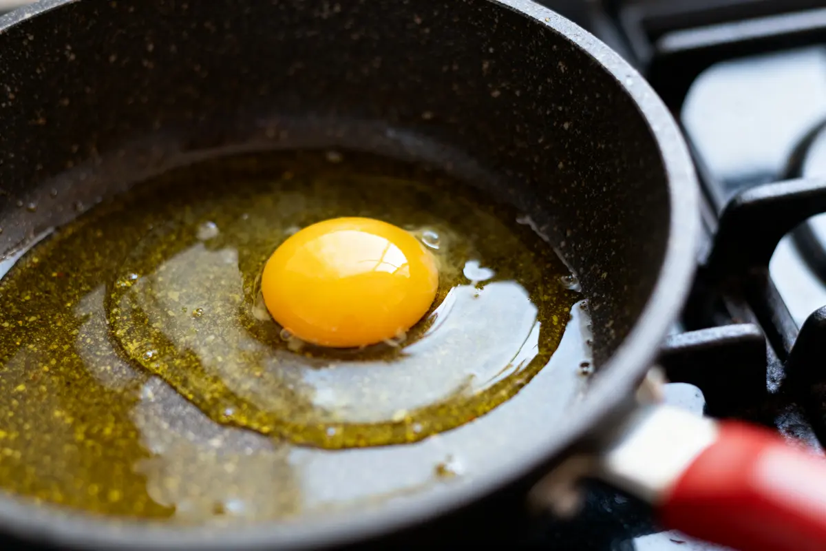 Jaune d’oeuf confit à l’huile d’olive : Recette simple et gourmande