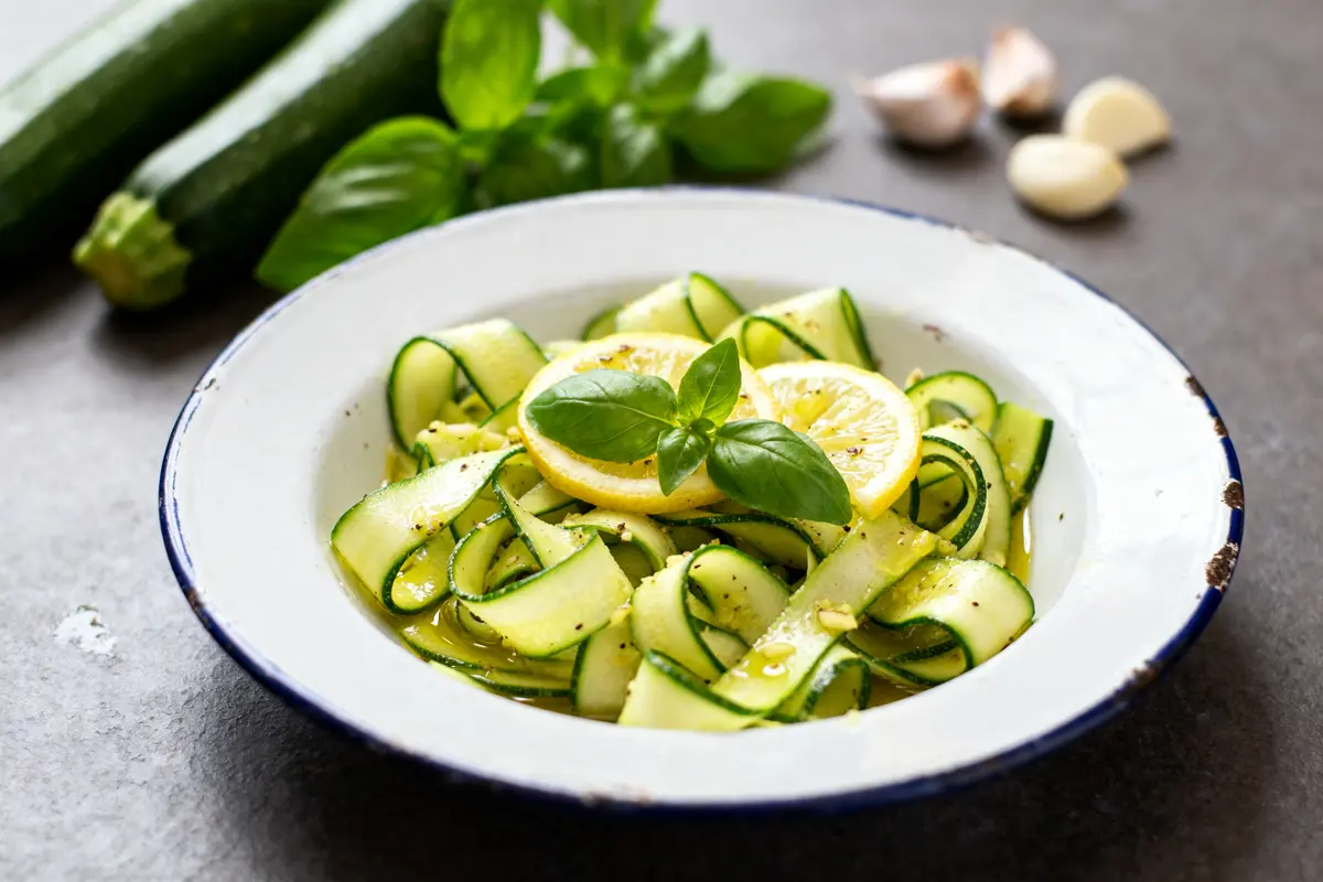 Salade de courgettes crues au basilic et parmesan : Recette fraîche