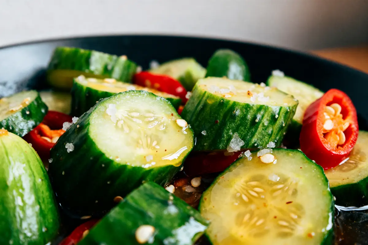 Rondelles de concombre et piment rouge dans une salade concombre asiatique savoureuse et épicée