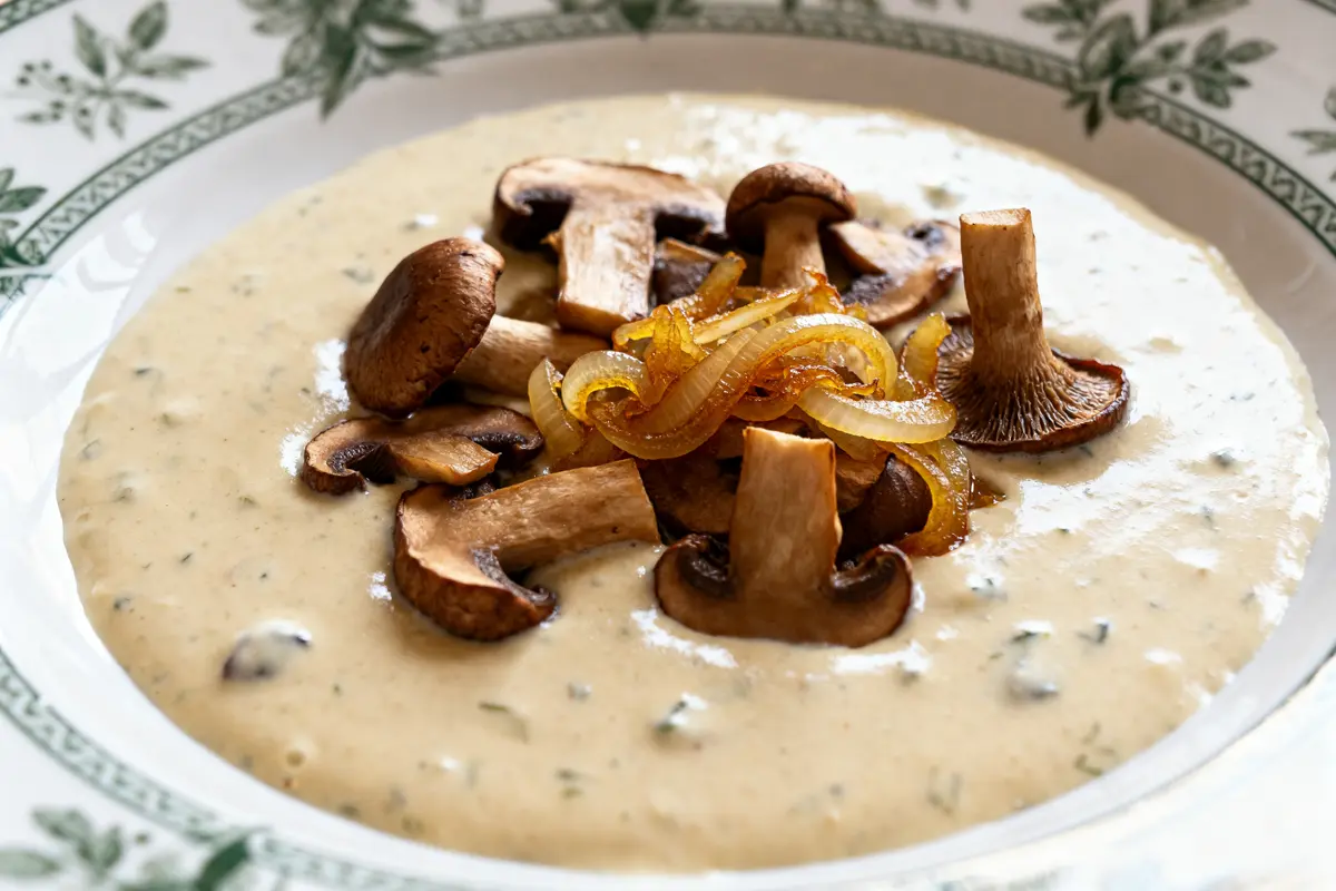 Assiette de sauce au cèpes garnie de champignons et oignons caramélisés