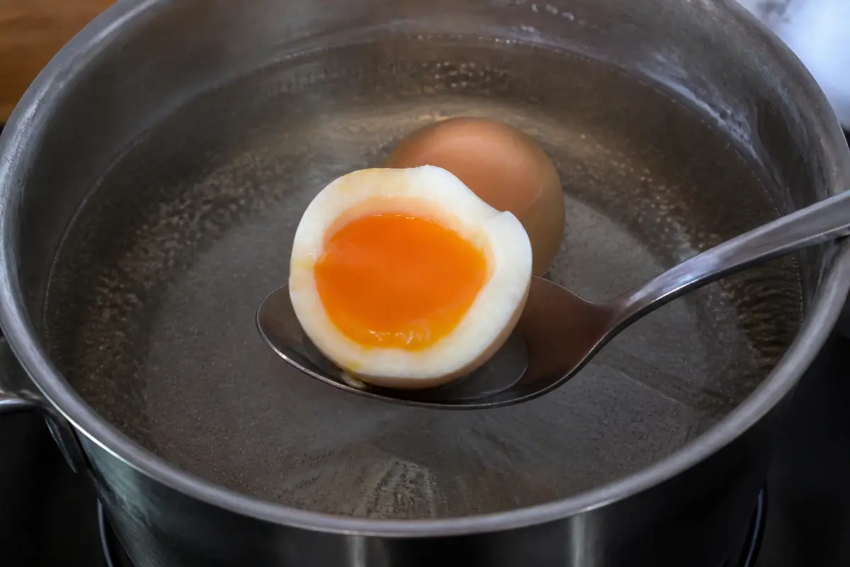 Œuf à la coque : temps de cuisson idéal pour un blanc pris jaune coulant