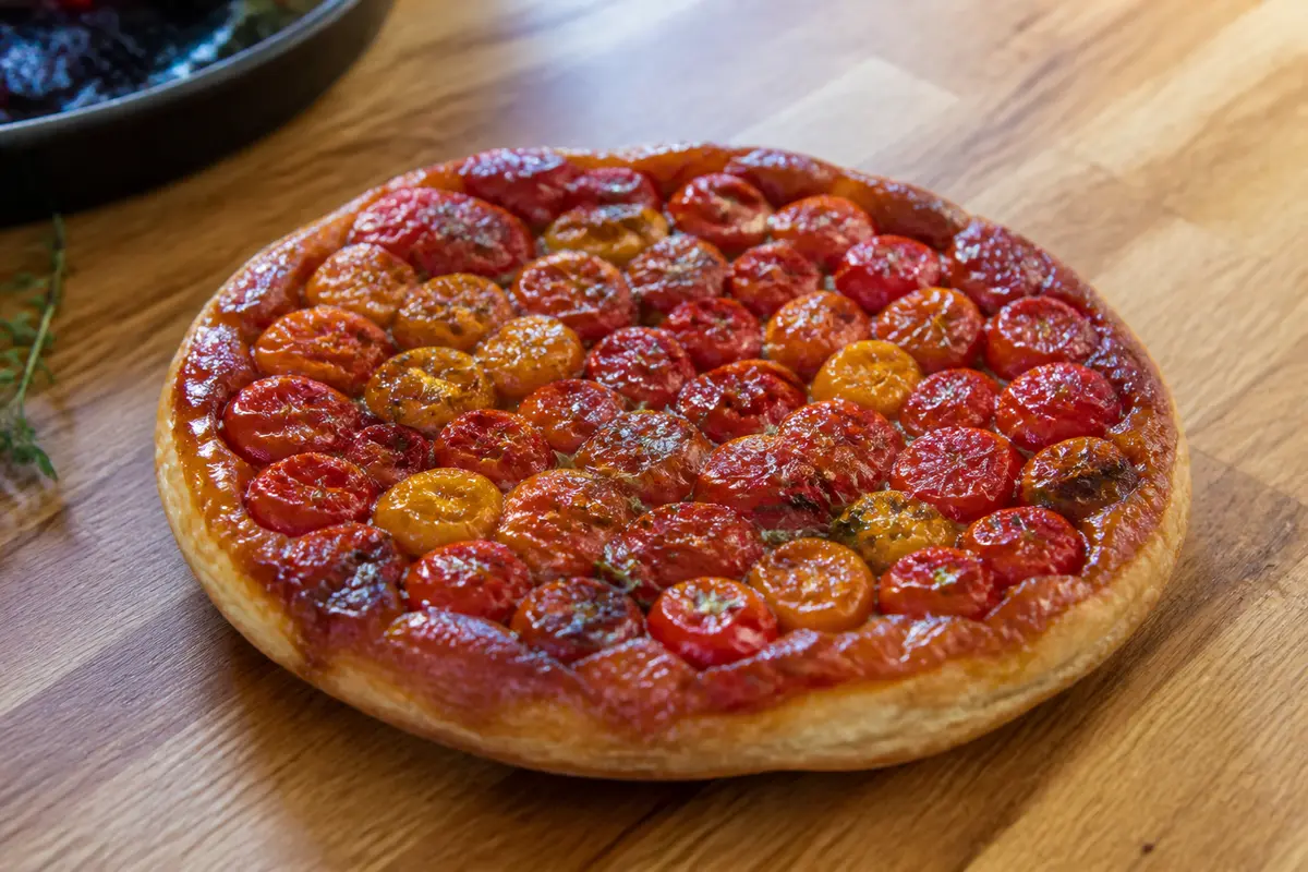 Tarte Tatin aux tomates : Recette balsamique, basilic &amp; délice